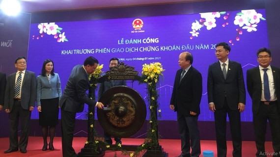 The gong ceremony opens the first trading session of 2021 at the Hanoi Stock Exchange. (Photo: VIETNAM +)