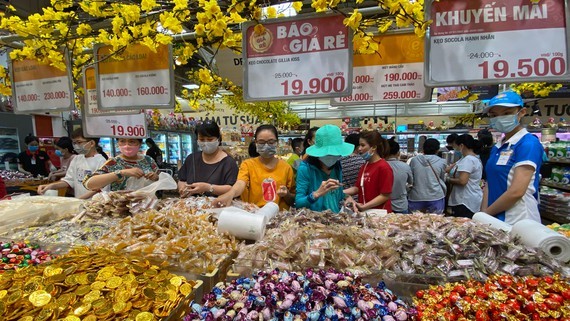 Customers go shopping at Emart supermarket in Go Vap District. (Photo: SGGP)