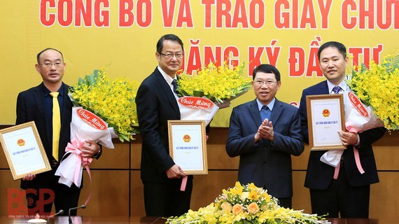 Investors receive investment registration certificates and flowers (Photo: SGGP)