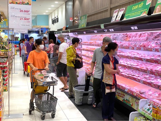 Customers go shopping at Aeon Mall Binh Tan on February 16, 2021. (Photo: SGGP)
