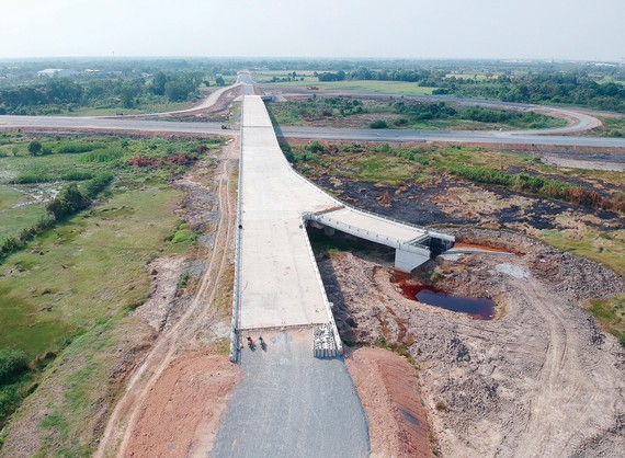 The close-up of a section of the Trung Luong - My Thuan Expressway that has not been completed in Tien Giang Province. (Photo: SGGP)
