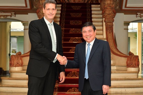 Mr. Nguyen Thanh Phong, Chairman of the People's Committee of Ho Chi Minh City, welcomes Mr. Andrew Jeffries, Country Director of the Asian Development Bank (ADB) in Vietnam. (Photo: SGGP)