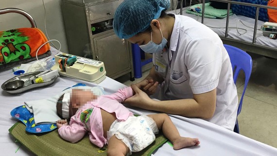 Bác sĩ Bệnh viện Nhi Trung ương điều trị cho một trẻ bị viêm não