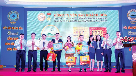 Ông Lê Hữu Hoàng - Chủ tịch Hội đồng thành viên Công ty TNHH MTV Yến Sào Khánh Hòa (người thứ hai từ phải sang) trao giải thưởng cho các tác giả đoạt giải