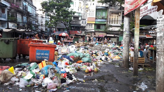Điểm tập kết rác trước chợ Xóm Chiếu (quận 4) gây mất vệ sinh và mỹ quan đô thị. Ảnh: BÙI THANH TƯƠNG QUAN