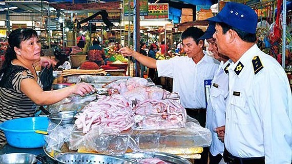 Cơ quan chức năng kiểm tra an toàn thực phẩm tại chợ