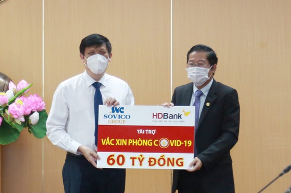 Ông Nguyễn Thanh Long, Bộ trưởng Bộ Y tế nhận nguồn kinh phí 60 tỷ đồng mua vaccine phòng Covid-19 do ông Phạm Quốc Thanh, Tổng giám đốc HDBank đại diện HDBank và Sovico trao tặng