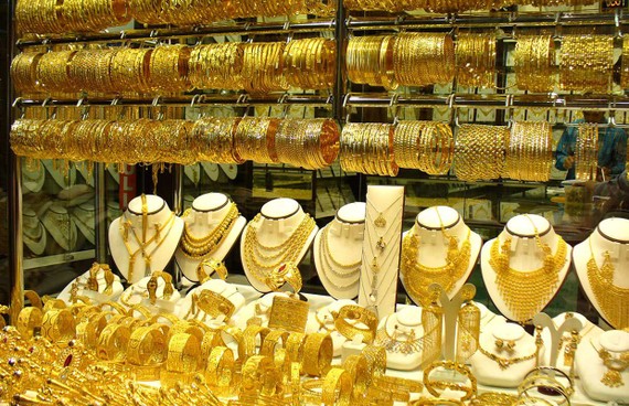 Dù biến động thất thường, giá vàng trong nước vẫn duy trì mức cao hơn giá thế giới trên dưới 9 triệu đồng/lượng.