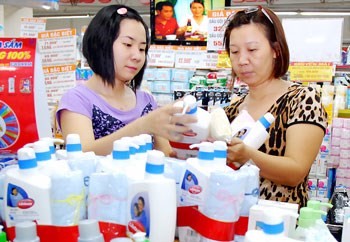 Customers choose a Unilever's green product in Cong Quynh Co.opMart.
