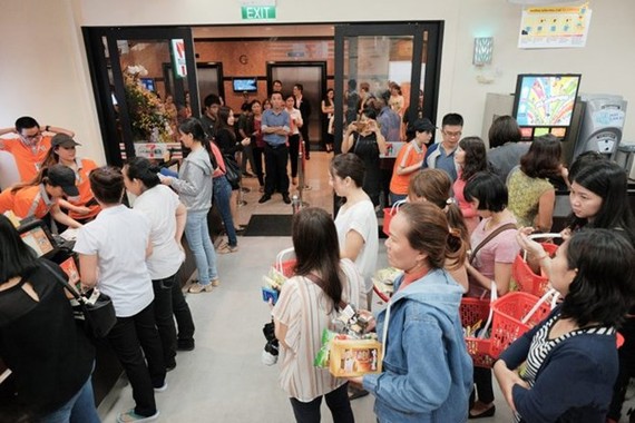 People line up on the opening of the first 7-Eleven store in Ho Chi Minh City (Photo: kenh14.vn)
