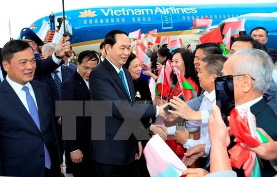 President Tran Dai Quang was welcomed by overseas Vienamese upon his arrival in Belarus (Photo: VNA)
