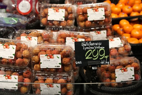 Luc Ngan lychee is present at Tops Supermarket, Thailand. (Photo: Sggp)