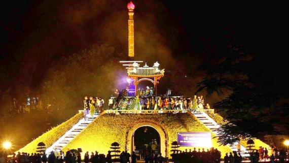 Many delegations offered flowers and incense at Memorial Monument of Quang Tri Citadel. (Photo: sggp)