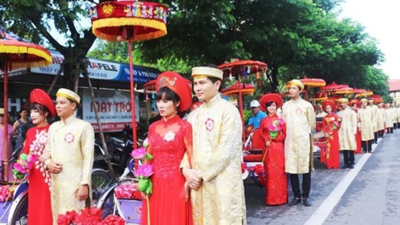 Thua Thien-Hue Province hosts mass wedding of worker couples
