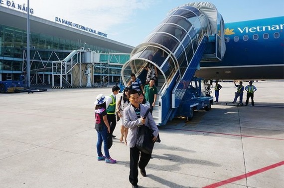 Passengers get off an plane at Da Nang International Airport (Source: vietnamnet.vn)