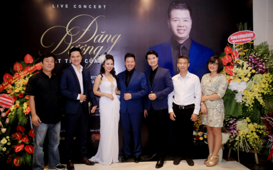 Meriotorious Artist Dang Duong and special guest performers at the press conference of the concert  (Photo: Sggp)