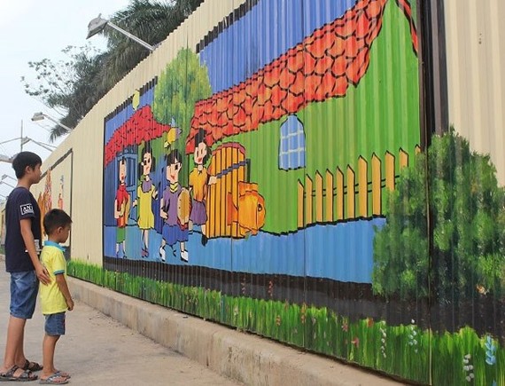 Children looks at the 3D painting located along Ho Tung Mau street in Cau Giay district, Hanoi, which has been recognised as the longest of its kind in Vietnam by the Vietnam Record Association, VietKings (Photo: hanoimoi.com.vn)