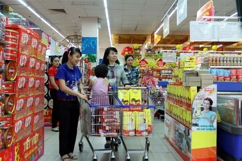 Customers shop for goods at Co.opmart Ly Thuong Kiet Supermarket in HCM City.(Photo: VNA)