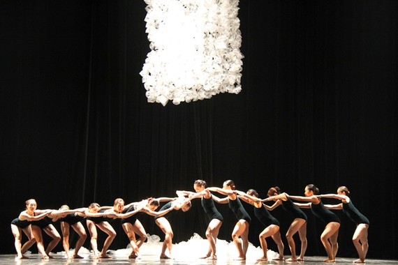 The contemporary dance “Moment” (Photo:  Vietnam National Opera & Ballet)