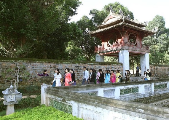 Visitors at Van Mieu - Quoc Tu Giam (Photo VNA)