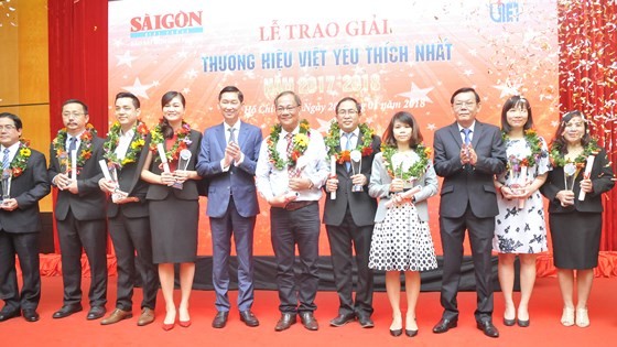 Representatives of businesses receive ‘Favorite Vietnamese Brand Names 2017’ awards. (Photo: Sggp)