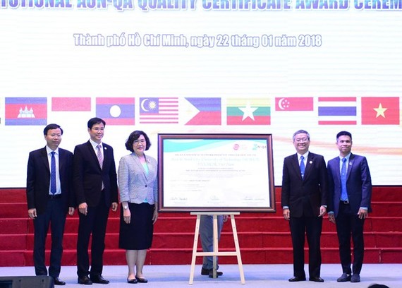 The Ho Chi Minh University of Technology under the Vietnam National University, Ho Chi Minh City receives the institutional AUN-QA quality certificate on January 22 (Photo: VNA)
