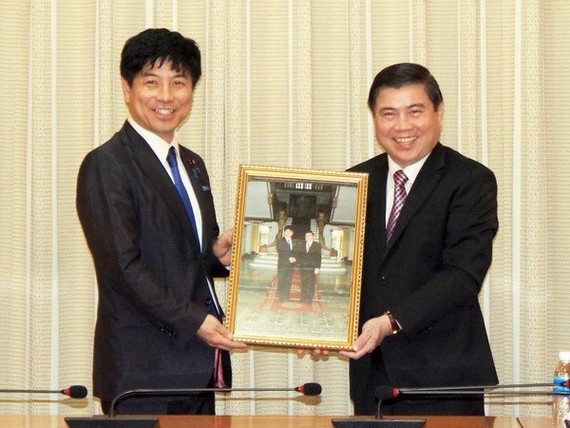 Chairman of the HCM City People’s Committee Nguyen Thanh Phong (right) and Japanese State Minister for Foreign Affairs Kazuyuki Nakane. (Photo: VNA)