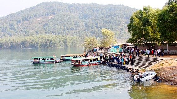 High-quality boats have been put at the disposal of visitors expected to visit the Huong Pagoda for the Festival. 