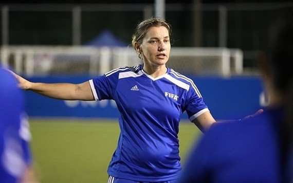 Belinda Wilson is in Vietnam to help developing women’s youth football (Photo baomoi.com)