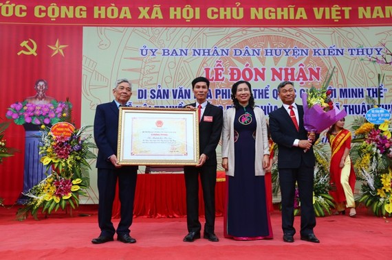 The ceremony receiving the certificate in recognition of Minh The Festival as a national intangible cultural heritage (Photo: Vietnamnet)