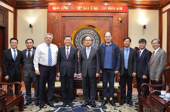 Secretary of the Ho Chi Minh municipal Party Committee Nguyen Thien Nhan greets representatives of FIDE. (Photo: Sggp)