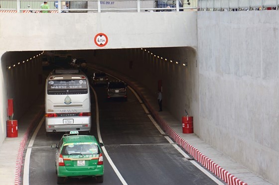 Vehicles are traveling in tunnel . (Photo: Sggp)