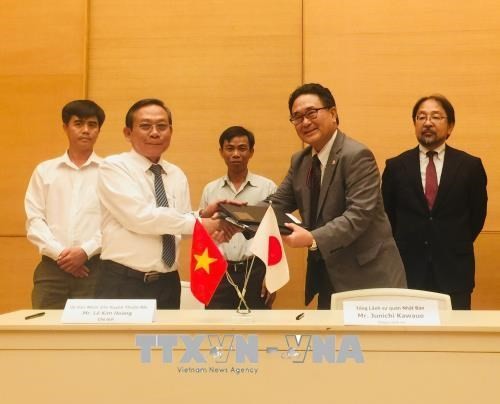At the signing ceremony between Japanese Consul General to Ho Chi Minh City Kawaue Junichi (R) and Chairman of the Ninh Thuan province's Thuan Bac district People's Committee Le Kim Hoang. (Photo: VNA)