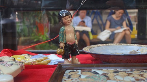 Thanh Le pottery exhibition opens at book street