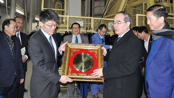 Secretary of HCMC Party Committee Nguyen Thien Nhan presents gifts to the Management Board of the Metropolitan Area Outer Underground Discharge Channel. (Photo: Sggp)