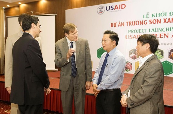 USAID/Vietnam Mission Director Michael Greene and Vice Chairman of Quang Nam Le Tri Thanh launch the USAID Green Annamites project in Tam Ky City.  (Photo: USAID Vietnam) 