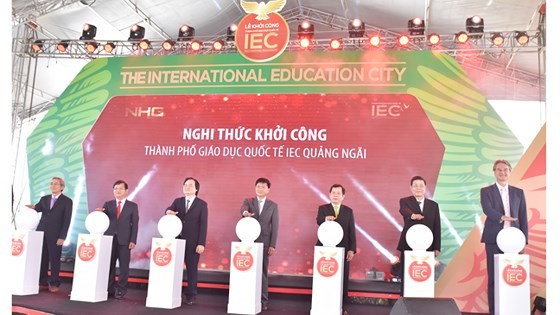Minister of Education and Training Phung Xuan Nha (3rd, L) attends the groundbreaking ceremony. (Photo: Sggp)