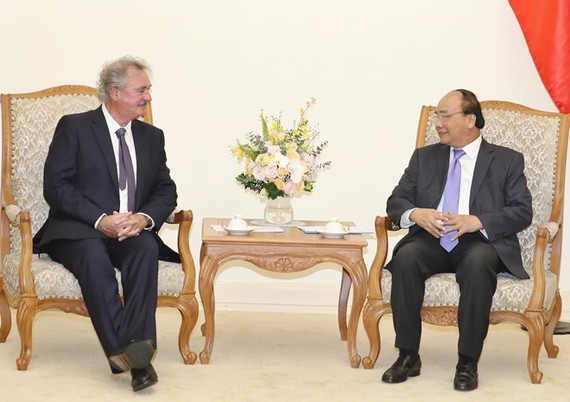 Prime Minister Nguyen Xuan Phuc (R) receives Jean Asselborn, Minister of Foreign and European Affairs of Luxembourg in Hanoi on June 14 (Photo: VNA)