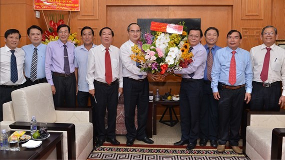 Secretary of the Ho Chi Minh City Party Committee Nguyen Thien Nhan visits the Sai Gon Giai Phong Newspaper. (Photo: Sggp)