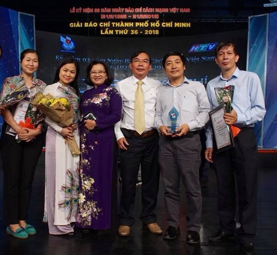 Sai Gon Giai Phong Newspaper’s journalists receive prizes at the the 36th HCMC Press Awards 2018.  (Photo: FB Do Viet Dung)