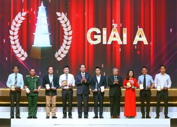 President Tran Dai Quang (fifth from left) and winners of prize A (Photo: VNA)