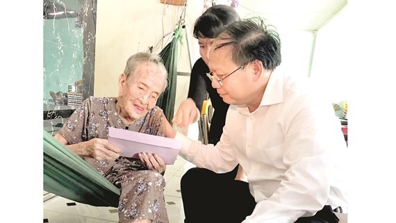 Deputy secretary of the Ho Chi Minh City Party Committee Tat Thanh Cang visits a Vietnamese heroic mother.  (Photo: Sggp)