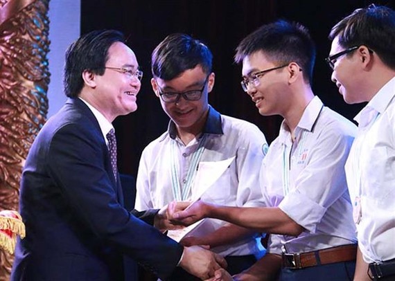 Minister of Education and Training Phung Xuan Nha grants Vallet scholarships to to outstanding students (Photo: moet.gov.vn)