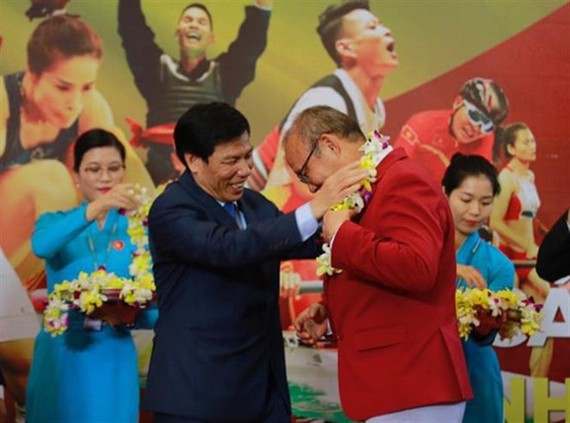 Minister of Culture, Sports and Tourism Nguyen Ngoc Thien (L) presents flowers to head coach of the Olympic men's football team Park Hang-seo (Photo: VNA)