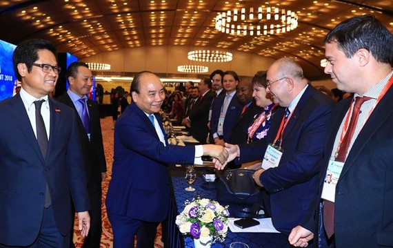 Prime Minister Nguyen Xuan Phuc (third, left) greets participants at the Vietnam Business Summit in Hanoi on September 13 (Photo: VNA)