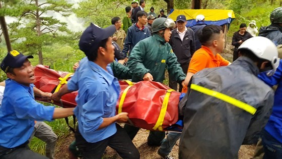The rescue forece carry out the victim's body from the scene.
