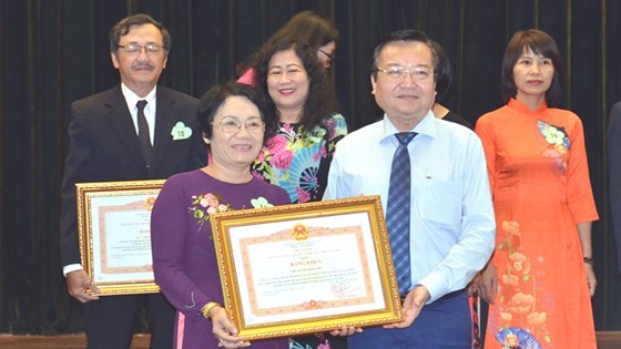 Director of the municipal Department of Education and Training, Le Hong Son congratulates teachers. (Photo: Sggp)