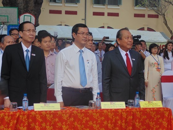 Attending at the ceremony are Permanent Deputy Prime Minister, Truong Hoa Binh (R ); Deputy Minister of Education and Training, Nguyen Van Phuc; and Permanent Vice Chairman of the Ho Chi Minh City People's Committee, Le Thanh Liem. (Photo: Sggp)