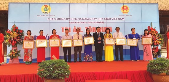 Outstanding teachers receive certificates of merit from the Ministry of Education and Training. (Photo: Sggp)