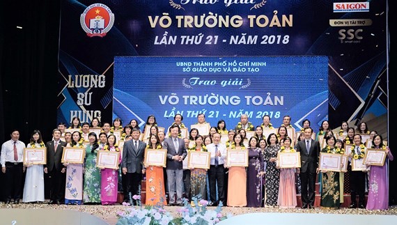 Outstanding teachers receive Vo Truong Toan Awards. (Photo: Sggp)